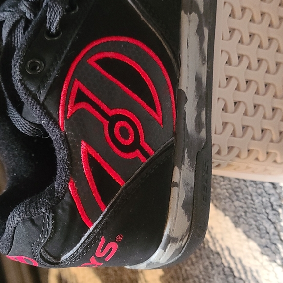 Heelys Size Youth 5 - Picture 2 of 4